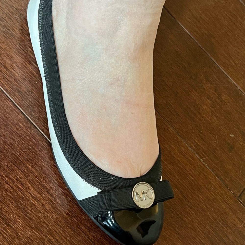 Michael Kors Black and White Leather Slip-On Shoes Size 6.5 Flats Ballet - Picture 4 of 7